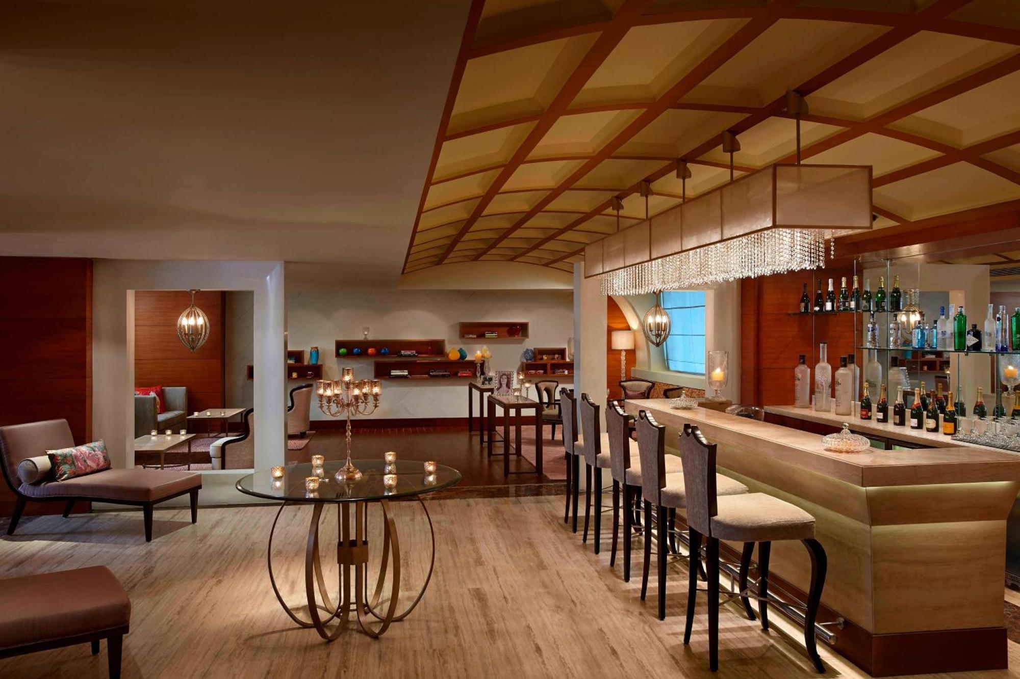 Itc Grand Chola, A Luxury Collection Hotel, Ченнаи Экстерьер фото The bar at the Westin