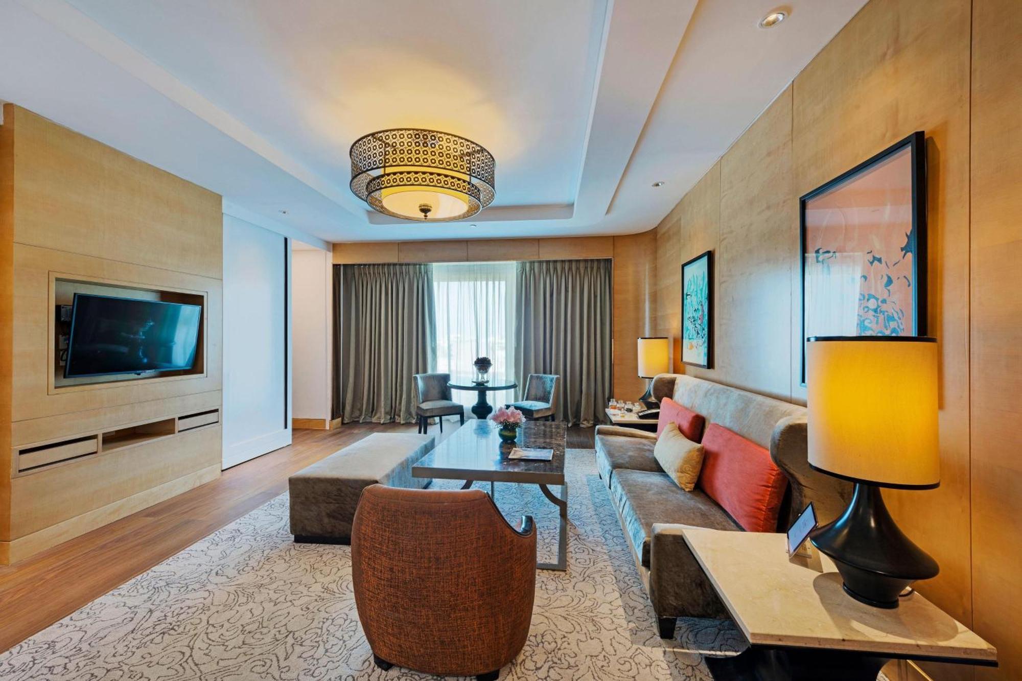 Itc Grand Chola, A Luxury Collection Hotel, Ченнаи Экстерьер фото A suite at the hotel