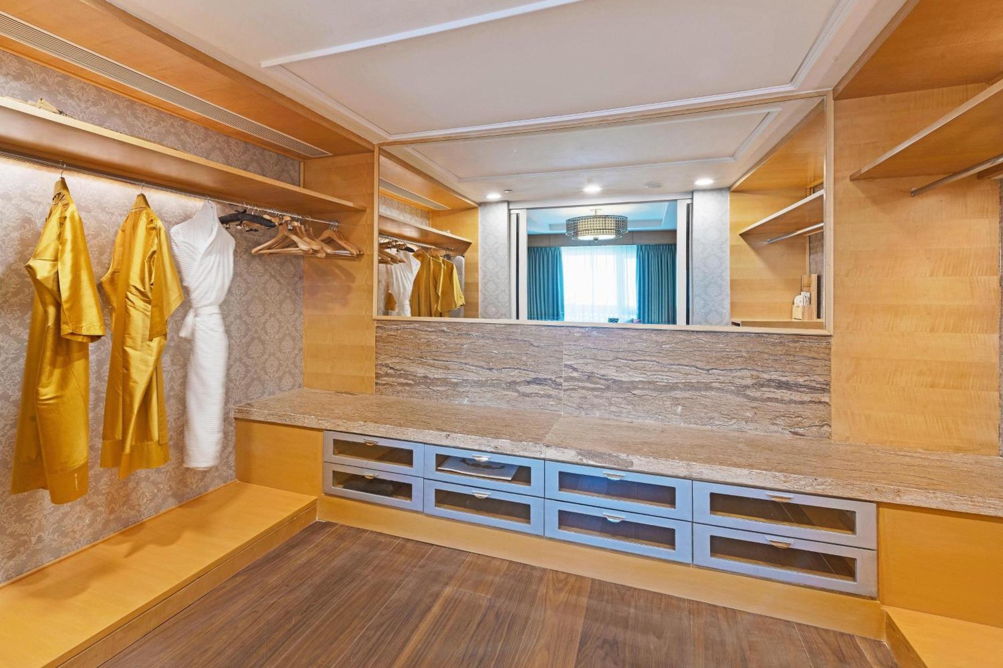 Itc Grand Chola, A Luxury Collection Hotel, Ченнаи Экстерьер фото A walk-in closet