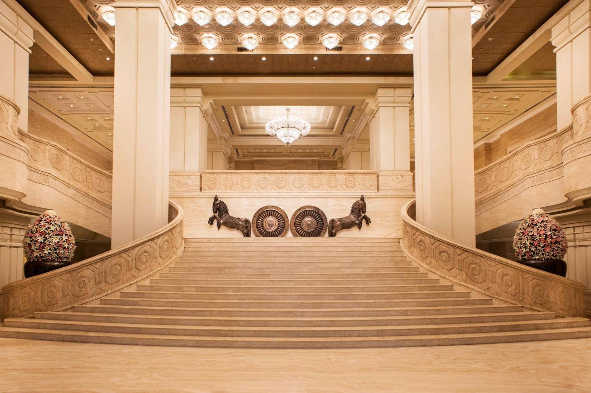 Itc Grand Chola, A Luxury Collection Hotel, Ченнаи Экстерьер фото The main staircase